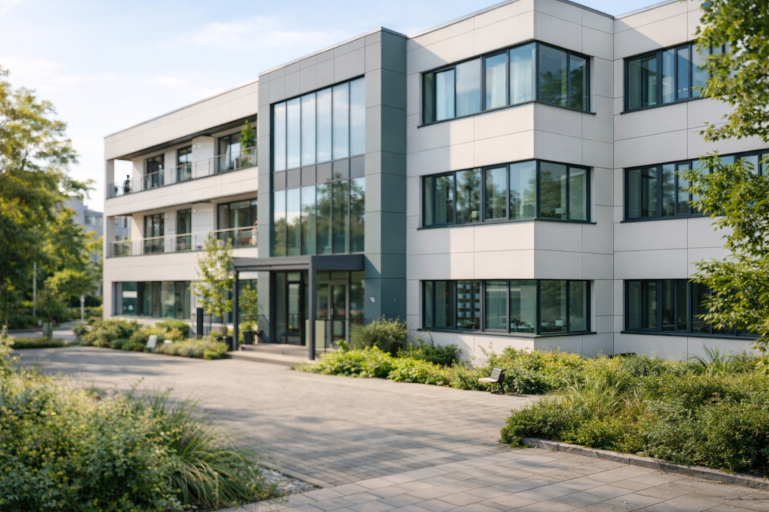 Modernes Gewerbegebäude mit energieeffizienter Architektur